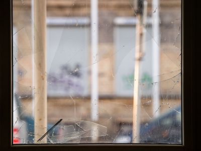 Metalleimer und Zwangsjacken: Untersuchung zeigt Missbräuche in litauischen Sozialpflegeheimen auf