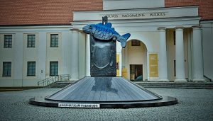 Litauischer König hält 'den letzten Kabeljau': Straßenkunst prangert drohendes Desaster in der Ostsee an